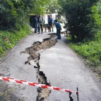 V zaselku Kovači nad Lokavcem je plaz uničil cesto in ogroža domačijo Roberta Velikonje