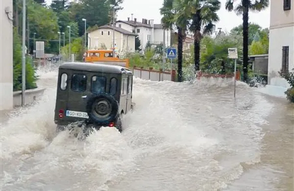  Junak s terencem je v Biljah povzročil pravi val in voda je pljusknila v stene bližnjih hiš