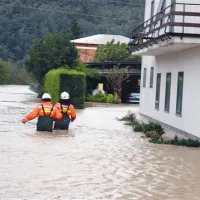 Stanovalcem hiš v Prvačini blizu strugi Vipave ni preostalo drugega, kot da počakajo, da se voda umakne