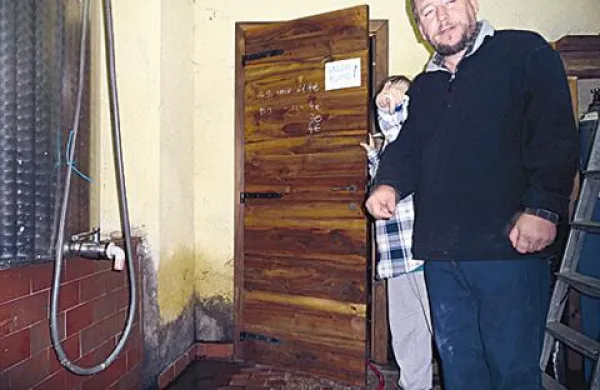 Na ometu je še lepo vidna črta, do koder je segala visoka voda, ki je zalila vinsko klet pri Bordonovih v Miših