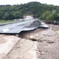 Vodna ujma je uničila cesto proti mejnemu prehodu Dragonja, zaradi česar je povezava s Hrvaško prekinjena.