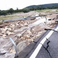 Vodna ujma je uničila cesto proti mejnemu prehodu Dragonja, zaradi česar je povezava s Hrvaško prekinjena.