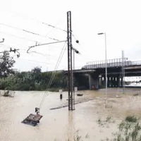 Poplavljeni železniški tiri v bližini bencinskega servisa na Bivju