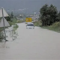Na stari srminski cesti je obtičal avto