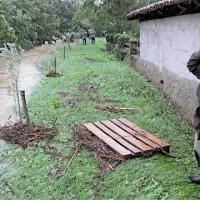 Voda je imela lagko pot do dvorišča gostišča. Na zidovih so sledi nočnega divjanja Rižane