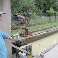 Odstopili so tudi zidovi ob robovih bazenov