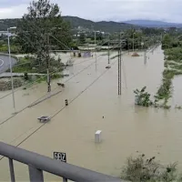 Poplavljeni železniški tiri v bližini bencinskega servisa na Bivju
