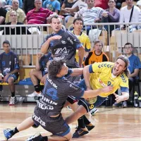 Dean Bombač se poskuša prek Mihe Pučnika prebiti pred mariborska vrata