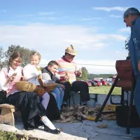 Na češpovi nedelji ni manjkal niti tradicionalni sprevod z utrinki iz kmečkega življenja. Izbirali so najlepši voz;  dekle, ki se je na njem peljalo, pa je postalo češpova kraljica.