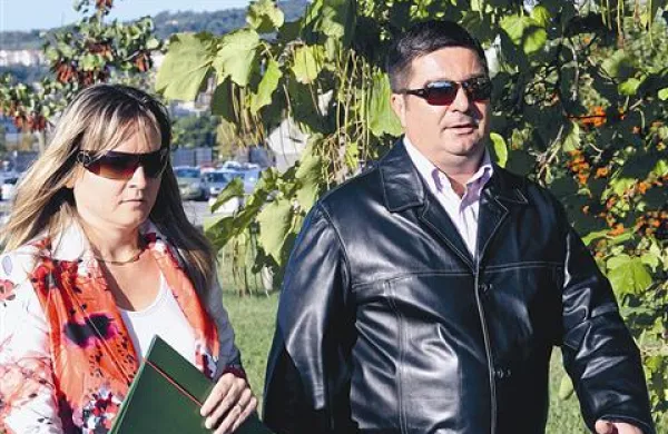 Roberta Časarja je včeraj na sodišče pospremila soproga