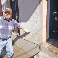 Vipava je na pročeljih hiš pustila pečat