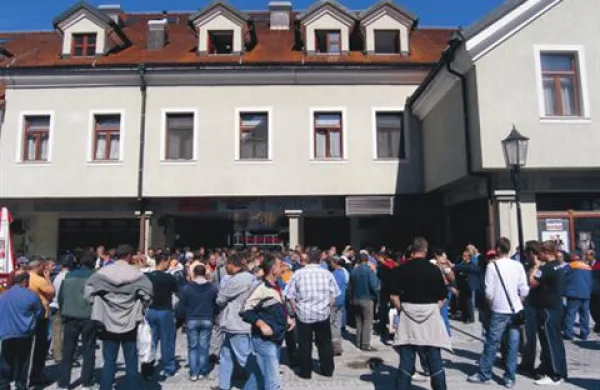 Stavkajoči delavci Vegrada pred upravno stavbo podjetja.