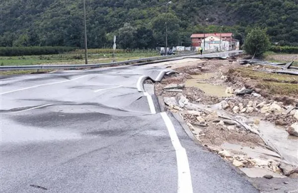 Popravilo 120 metrov ceste proti meji s Hrvaško bo stalo približno 150.000 evrov