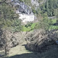 Na drevju in travnikih pod Predjamskim gradom je bilo včeraj jasno vidno, do kod je segala voda