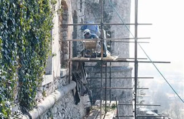 V začetku leta so gradbeniki utrdili temelje zahodnega palacija gradu, za temeljito obnovo pa letos ne bo denarja