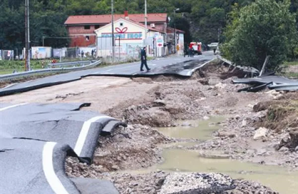 Z najnujnejšimi sanacijskimi posegi bo Direkcija RS za ceste do jutri zagotovila prevoznost ceste proti mejnemu prehodu Dragonja. 