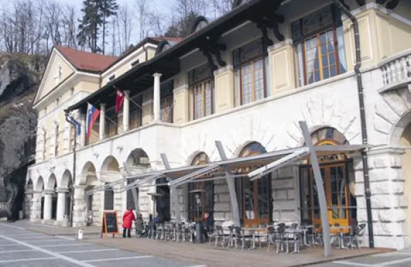 Prizorišče Postojna Blues festivala je Jamski dvorec pri Postojnski jami