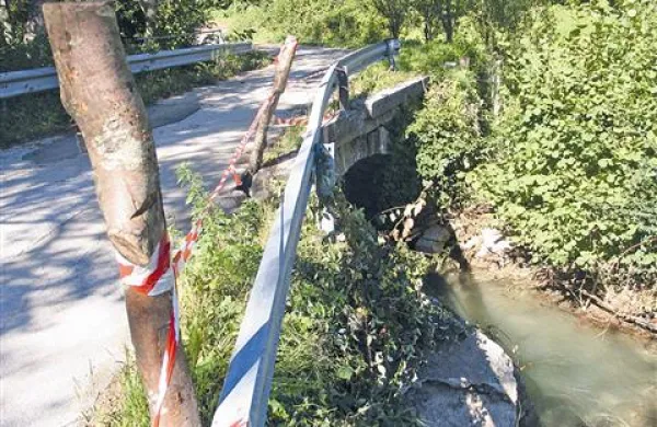 Zaradi dežja se je ugreznil tudi del mostu na cesti, ki pelje proti Podgradu pri Vremah