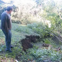 Nad Dujčevo domačijo drsi plaz, na kar kažejo tudi vsak dan nove razpoke na hribu nad domačijo