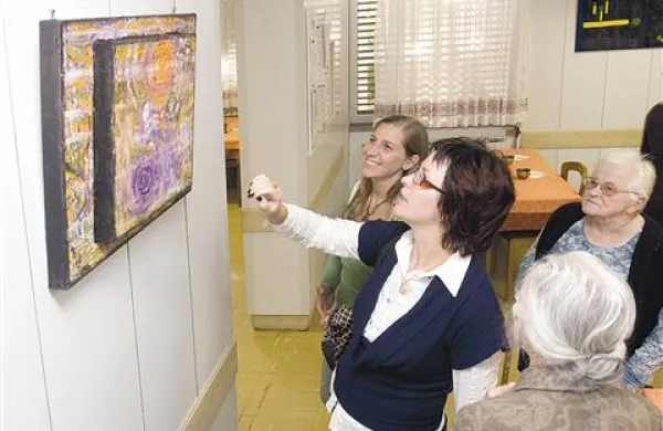 V sežanskem domu upokojencev so na ogled likovna dela, ki jih bodo v torek prodajali na dobrodelni dražbi.