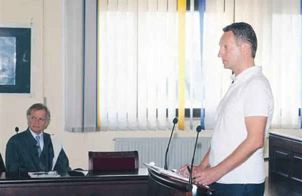 Boris Popovič je danes  ponovil, da je žrtev zarote političnih nasprotnikov. Vodja koprskega okrožnega tožilstva Slavko Ožbolt je je zaradi zlorabe položaja, ponareditve listin in davčne zatajitve sodišču predlagal, da Popoviča obsodi na tri leta in dva meseca zapora. 