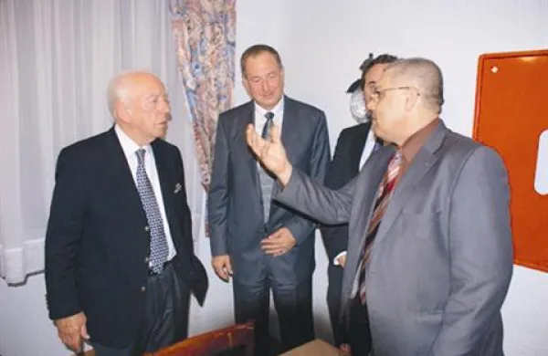 Bakhtyar Aljaf (desno) ter za njim Zijad Bećirović, oba iz Mednarodnega inštituta za bližnjevzhodne in balkanske študije Ifimes, v pogovoru z Lončarjem.