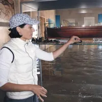 Direktorica Pomorskega muzeja Matina Gamboz pred maketo, ki bi skoraj  “zaplula”