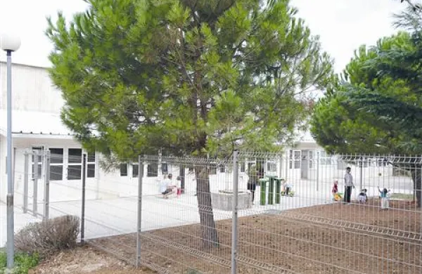 ... na drugi strani pa  so namestili  oddelka vrtca Livade