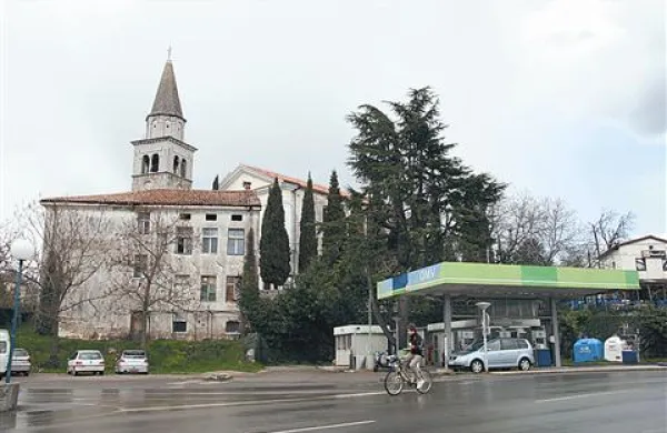 Občina bo  lastnike nevzdrževanih stavb pozvala, naj popravijo, kar je treba.  V najbolj perečih primerih bo  sama poskrbela za popravilo in lastnikom poslala račun.