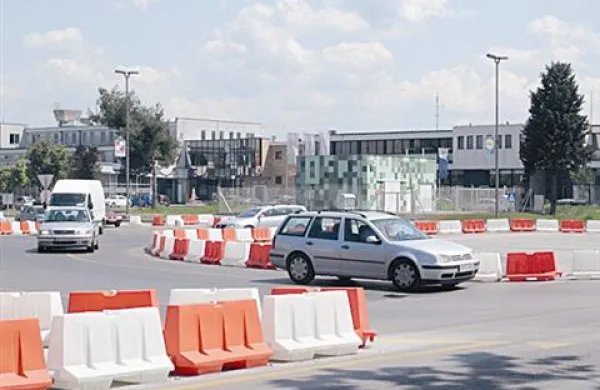 Takšno krožišče v Olmu je zrušila voznica z Markovca