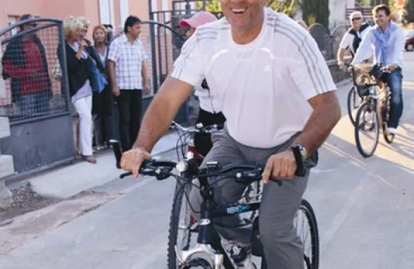 Tomaž Gantar se je na otvoritev pripeljal s kolesom v obeležje tedna mobilnosti