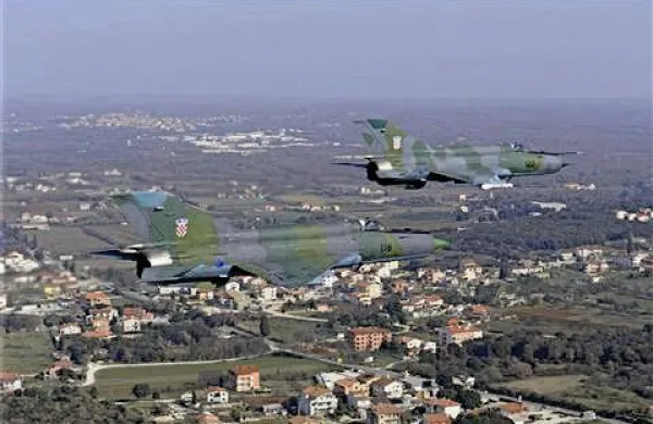 Med vojaško vajo pri Slunju na Hrvaškem sta danes trčili vojaški letali mig-21