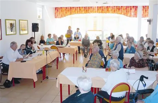  Na burnem sestanku so stanovalci in zaposleni zahtevali, naj Medvešček ostane direktor 
