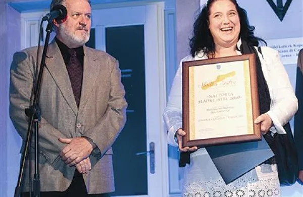 Prof. dr. Janez Bogataj ob Iki Zonta iz Slaščičarne Klasika, ki je prejela priznanje Naj torta Sladke Istre 2010 