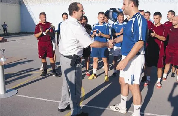 Poveljnik Andrej  Lovrec izroča pokal Alešu Vidmarju, strelcu z žametno peto