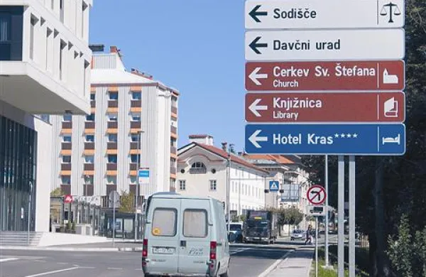 Ob državnih cestah v Postojni so postavili 82 novih usmerjevalnih tabel, ki morajo ustrezati predpisanim standardom