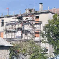 Občina in lastniki bodo skupaj popravili razpadajočo hišo med Tržaško in Titovo cesto in uredili okolico stavbe