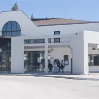 Ker lastnik avtobusne postaje v določenem roku ni opravil nujnih vzdrževalnih del, jih je občina. Račun bodo izstavili podjetju Avrigo.