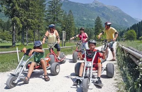 Letošnja novost na Kaninu so bili tudi spusti  z atraktivnimi vozili  po gozdni cesti