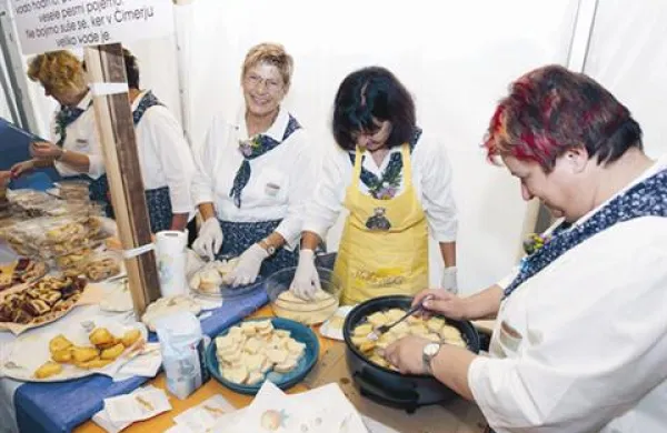 Domov so odhajali z vrečkami dobrot