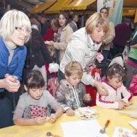 Domov so odhajali z vrečkami dobrot