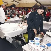 Kdor je festival sladic obiskal v pravem času, je lahko spremljal, kako je kuharski mojster Jožef Oseli pripravil poročno torto, kot jo sicer pripravljajo Francozi