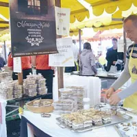 Domov so odhajali z vrečkami dobrot