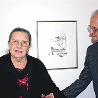 Mladoporočenca, med njima pa slika očeta gospe Marjance, ki je bil zdravnik 