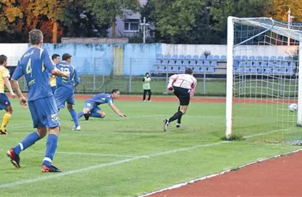 V sodniškem podaljšku prvega polčasa je Blaž Brezovački (na tleh v modrem dresu) nespretno potisnil žogo v lastno mrežo in Luka Koper je povedla z 1:0