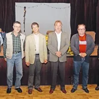 Elektrarni so uspešno obratovanje zaželeli (z leve): predsednik vaške skupnosti Marjan Grmek, županski kandidati Danijel Božič, Ivo Kobal, Igor Zega in Gojmir Lešnjak Gojc ter Peter Šorli iz podjetja Tep