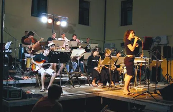 Big band Hrošči je hišna zasedba priljubljenega poletnega festivala Marezijazza