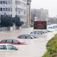 Če voda poplavi avtomobile čez višino koles, lastnike čakajo precejšnji stroški 