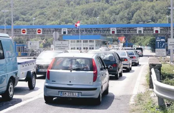 Na primorskih mejnih prehodih ni večjih čakalnih vrst, razen na Sočergi, kjer je za vstop v Slovenijo potrebno čakati približno 45 minut