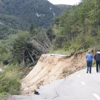 Razpoke na cesti pri zaselku Slokarji  se večajo, verjetno bo odneslo še del ceste. Plaz pa naj ne bi predstavljal grožnje za zaselek. 
